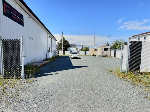 Cour - 300 Av. Centrale, Val-D'Or, QC 
