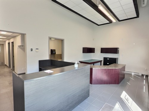 Hall d'entrée/Vestibule - 300 Av. Centrale, Val-D'Or, QC 