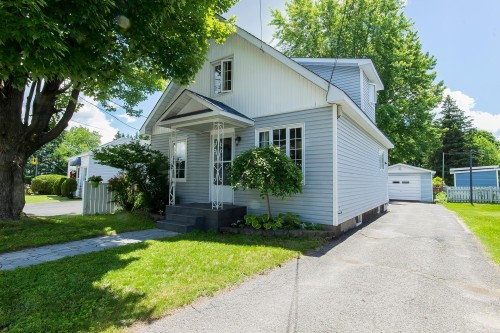 212 Rue Church  Gatineau (Buckingham), QC J8L 1P8
