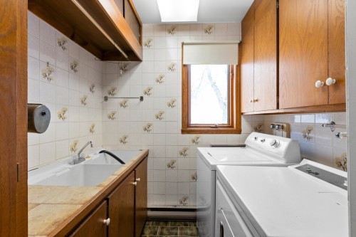 Salle de lavage - 311 Ch. Du Bord-De-L'Eau, Sainte-Barbe, QC - Indoor Photo Showing Laundry Room