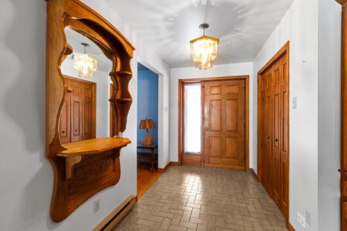 Hall d'entrée/Vestibule - 311 Ch. Du Bord-De-L'Eau, Sainte-Barbe, QC - Indoor Photo Showing Other Room
