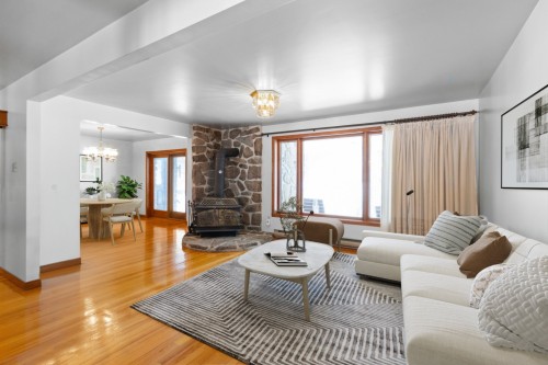 Salon - 311 Ch. Du Bord-De-L'Eau, Sainte-Barbe, QC - Indoor Photo Showing Living Room