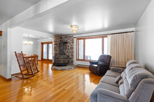 Salon - 311 Ch. Du Bord-De-L'Eau, Sainte-Barbe, QC - Indoor Photo Showing Living Room