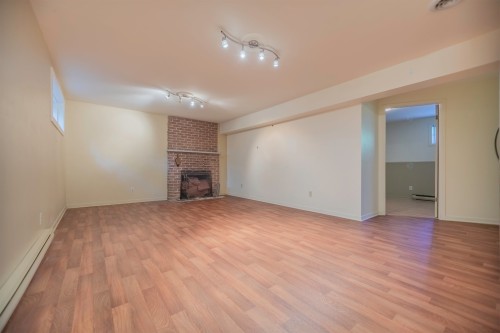 Salle familiale - 101 Rue Du Parc, Verchères, QC - Indoor With Fireplace