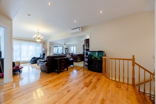 Salon - 7320 Rue Latouche, Brossard, QC - Indoor