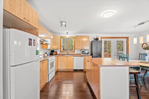 Kitchen - 22 Rue Du Joli-Bosquet, Sainte-Marguerite-Du-Lac-Masson, QC - Indoor Photo Showing Kitchen With Double Sink