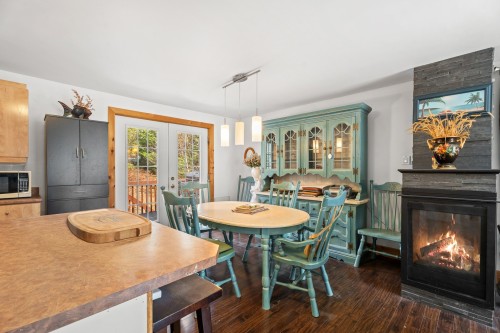 Dining Room - 22 Rue Du Joli-Bosquet, Sainte-Marguerite-Du-Lac-Masson, QC - Indoor Photo Showing Dining Room With Fireplace