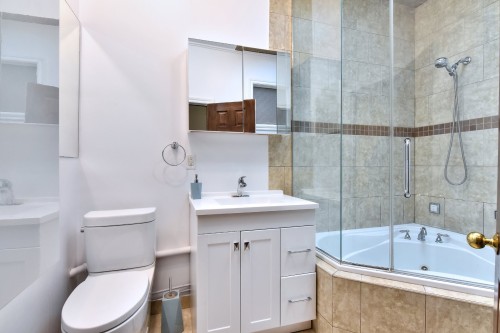 Salle de bains - 4647 Av. Clanranald, Montréal (Côte-Des-Neiges/Notre-Dame-De-Grâce), QC 