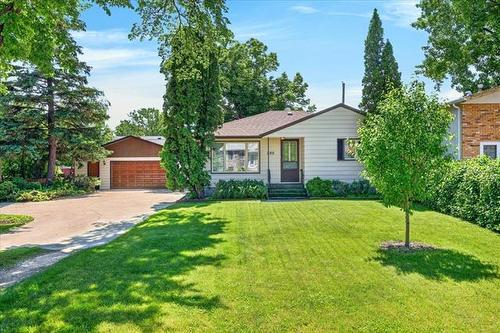 290 Park Manor BLVD  Winnipeg, MB R2V 4H5
