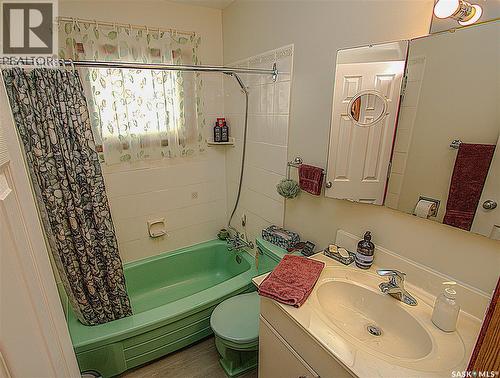 2339 Reynolds Street, Regina, SK - Indoor Photo Showing Bathroom