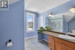 Large bathroom and large closet - 