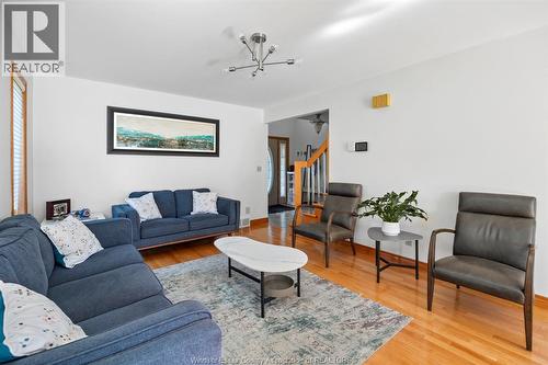 5760 Wayne, Lasalle, ON - Indoor Photo Showing Living Room