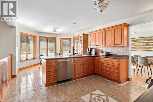 5760 Wayne, Lasalle, ON - Indoor Photo Showing Kitchen