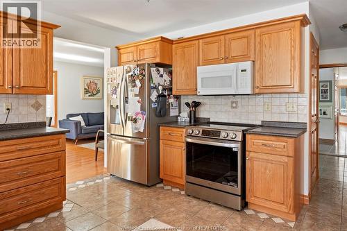 5760 Wayne, Lasalle, ON - Indoor Photo Showing Kitchen