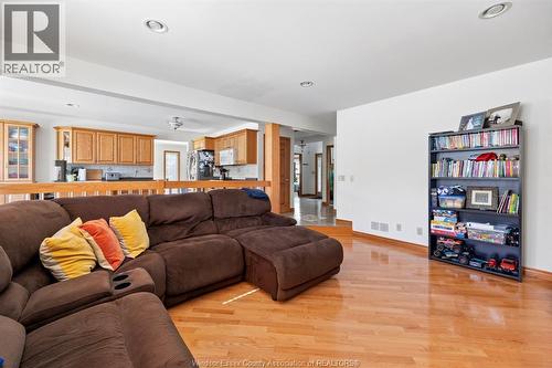 5760 Wayne, Lasalle, ON - Indoor Photo Showing Living Room