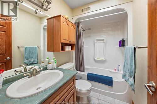 5760 Wayne, Lasalle, ON - Indoor Photo Showing Bathroom