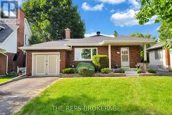 301 KNOX CRESCENT  Ottawa, ON K1G 0K9