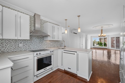 Cuisine - 5-9300 Rue Rubaniers, Brossard, QC - Indoor Photo Showing Kitchen With Upgraded Kitchen