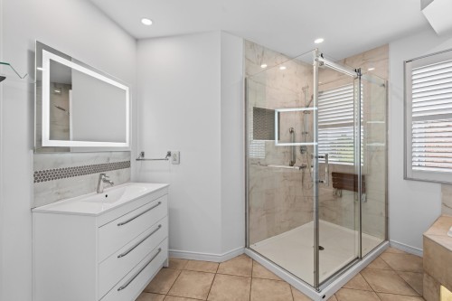 Salle de bains - 5-9300 Rue Rubaniers, Brossard, QC - Indoor Photo Showing Bathroom
