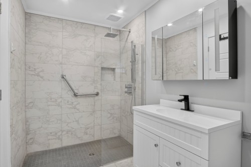 Master Bathroom - 70Z Rue Roussin, Montréal (L'Île-Bizard/Sainte-Geneviève), QC - Indoor Photo Showing Bathroom