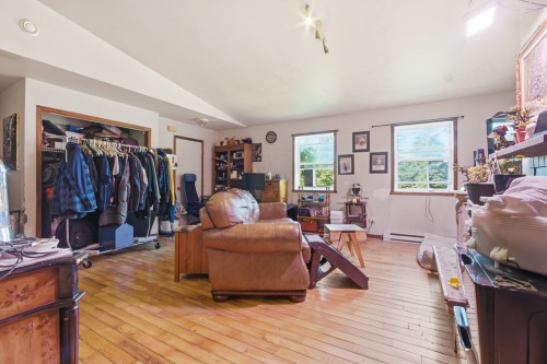 Salon - 7057  - 7059 Rue Morin, Val-Morin, QC 
