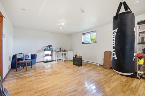 Salon - 7057  - 7059 Rue Morin, Val-Morin, QC 