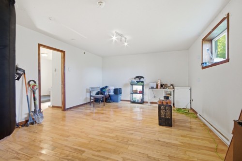 Salon - 7057  - 7059 Rue Morin, Val-Morin, QC 
