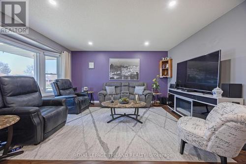 31 Neal Avenue, St. Thomas, ON - Indoor Photo Showing Living Room