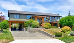 2052 Beaufort Ave Comox, BC V9M 1V9