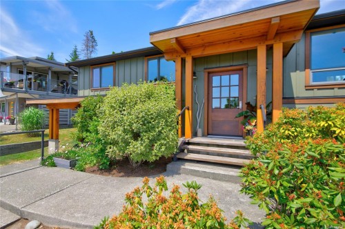 2052 Beaufort Ave, Comox, BC 