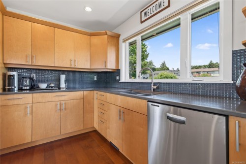 2052 Beaufort Ave, Comox, BC 