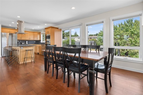 2052 Beaufort Ave, Comox, BC 