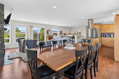 2052 Beaufort Ave, Comox, BC 