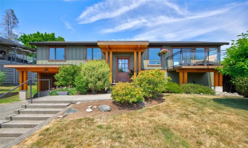 2052 Beaufort Ave, Comox, BC 