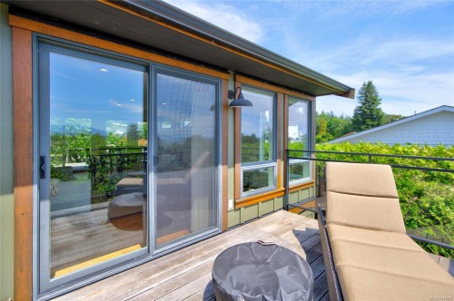 2052 Beaufort Ave, Comox, BC 