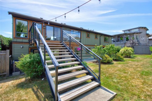 2052 Beaufort Ave, Comox, BC 