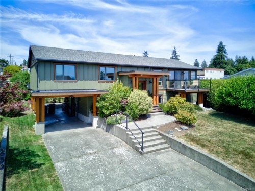 2052 Beaufort Ave, Comox, BC 