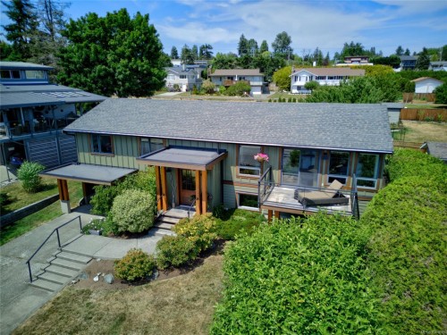2052 Beaufort Ave, Comox, BC 
