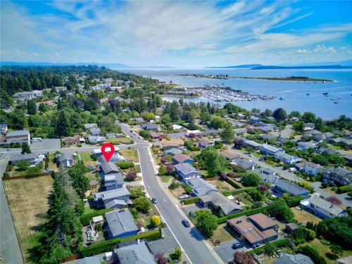 2052 Beaufort Ave, Comox, BC 