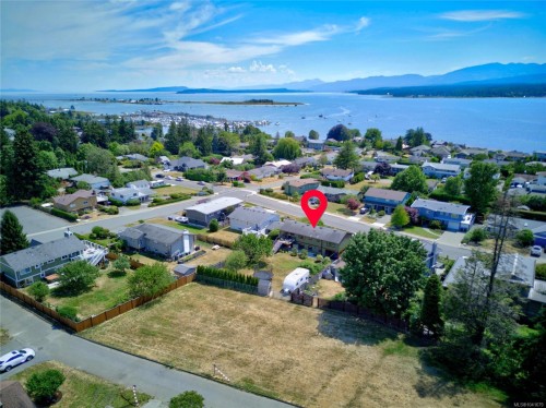 2052 Beaufort Ave, Comox, BC 