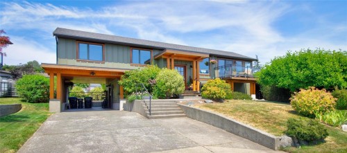 2052 Beaufort Ave, Comox, BC 