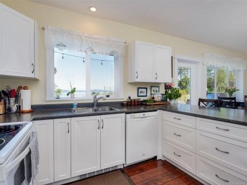 3191 Martindale Rd, Central Saanich, BC 