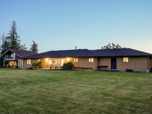 3191 Martindale Rd, Central Saanich, BC 