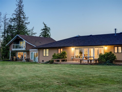 3191 Martindale Rd, Central Saanich, BC 