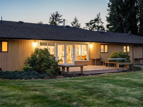 3191 Martindale Rd, Central Saanich, BC 