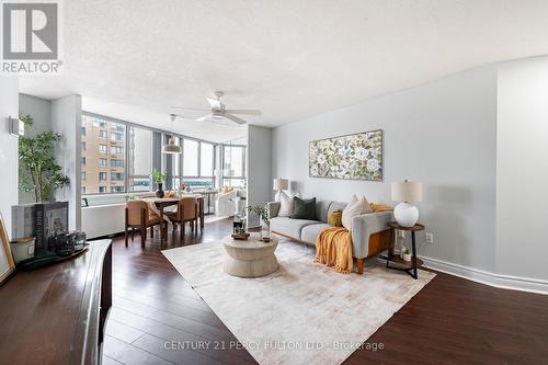 2606 - 270 QUEENS QUAY W  Toronto, ON M5J 2N4