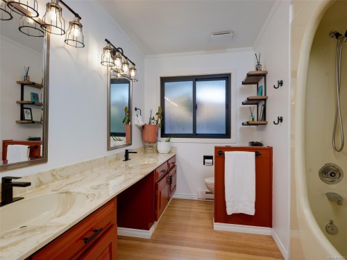 1657 Ash Rd, Saanich, BC 
