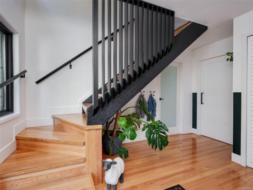 1657 Ash Rd, Saanich, BC 
