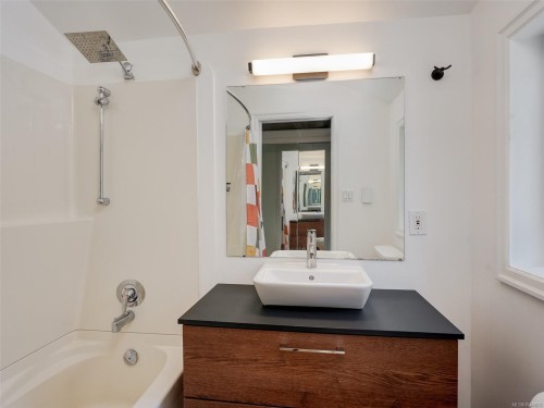 1657 Ash Rd, Saanich, BC 