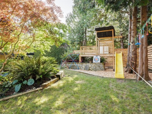 1657 Ash Rd, Saanich, BC 